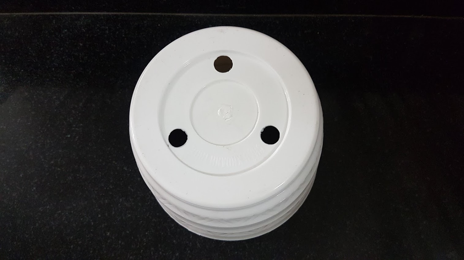 Chậu nhựa trắng khoanh tròn phi 18cm trồng cây cảnh