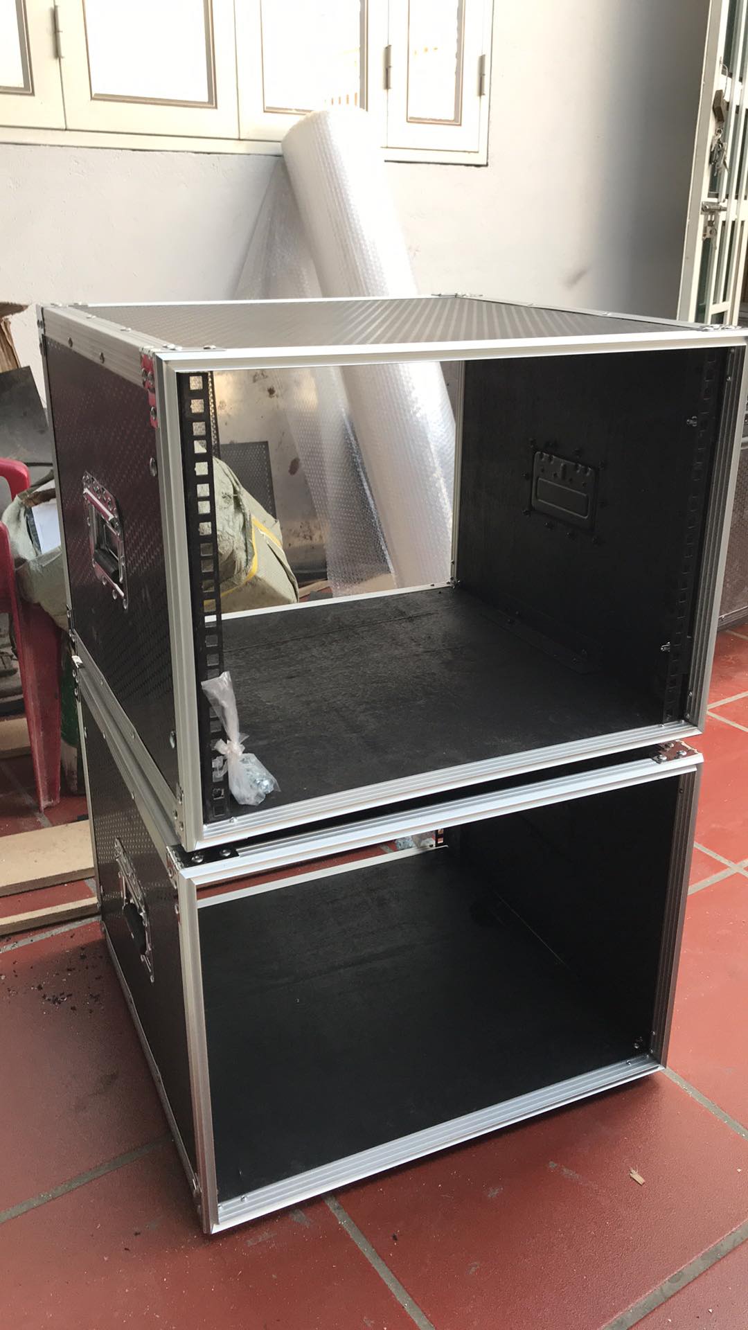 Tủ 8u-10u nhôm trắng ván đen-tủ rack gỗ đựng thiết bị âm thanh