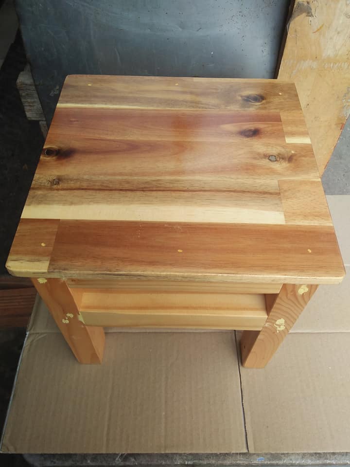 Ghế đôn bằng gỗ thông vuông 30 cm