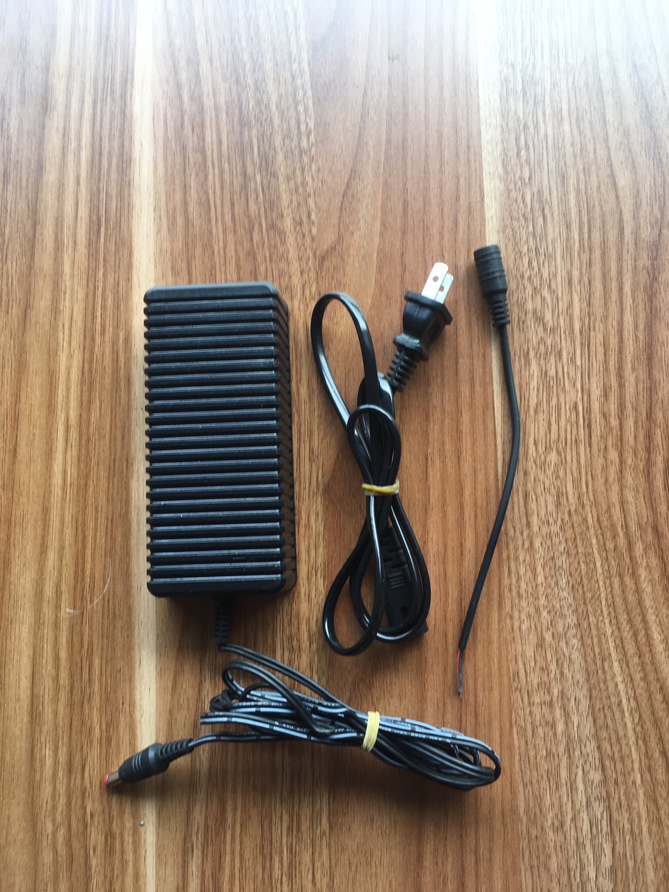 Nguồn bơm phun sương 12v. Nguồn adapter 5A dùng cho bơm đơn 12v.