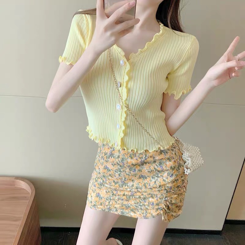Áo Kiểu Gân Tăm Tay Ngắn Cổ V Viền Bèo Đính Nút Giữa Hot Trend Điệu Đà TTSLA0279