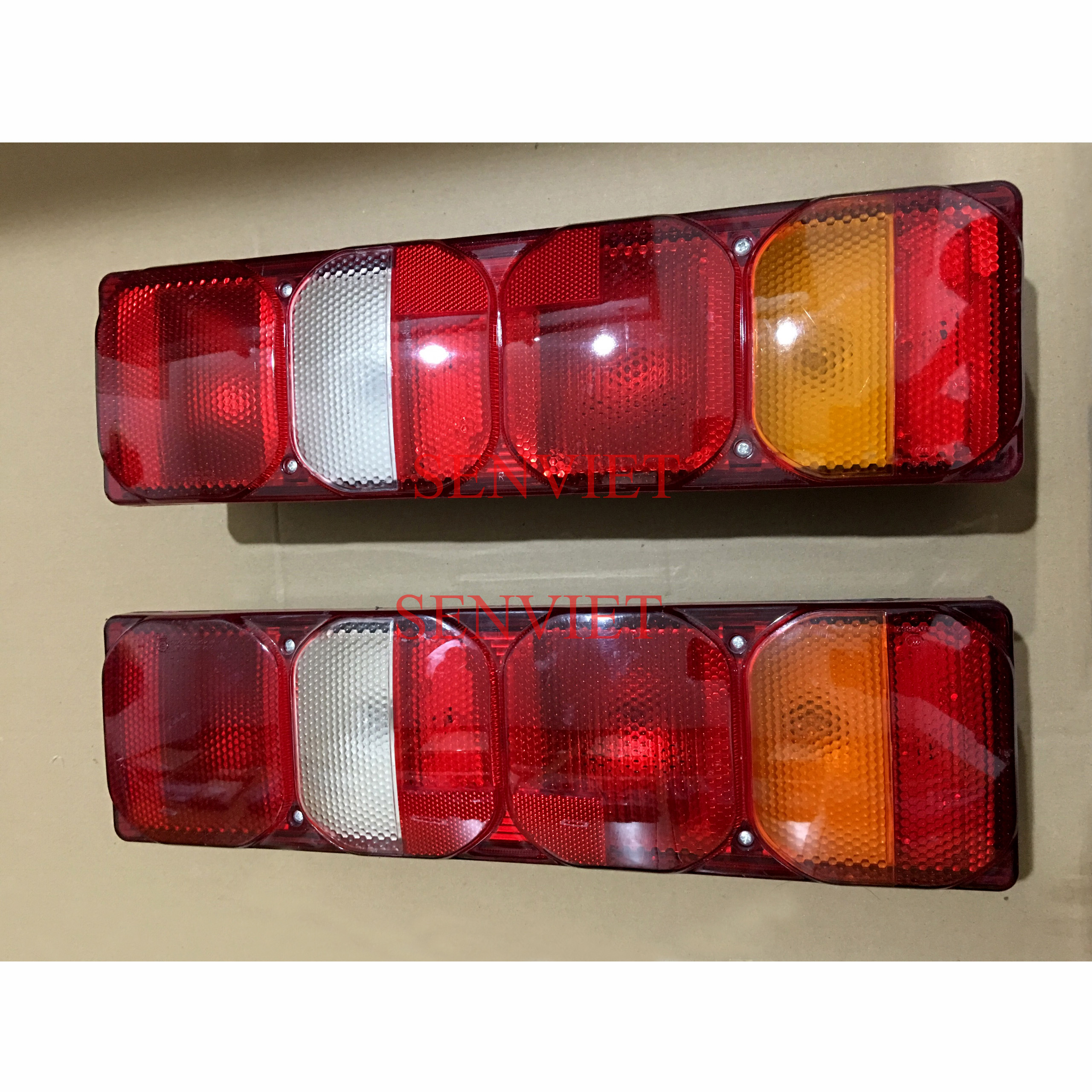 Đèn hậu howo a7 375 420 sitrak 440