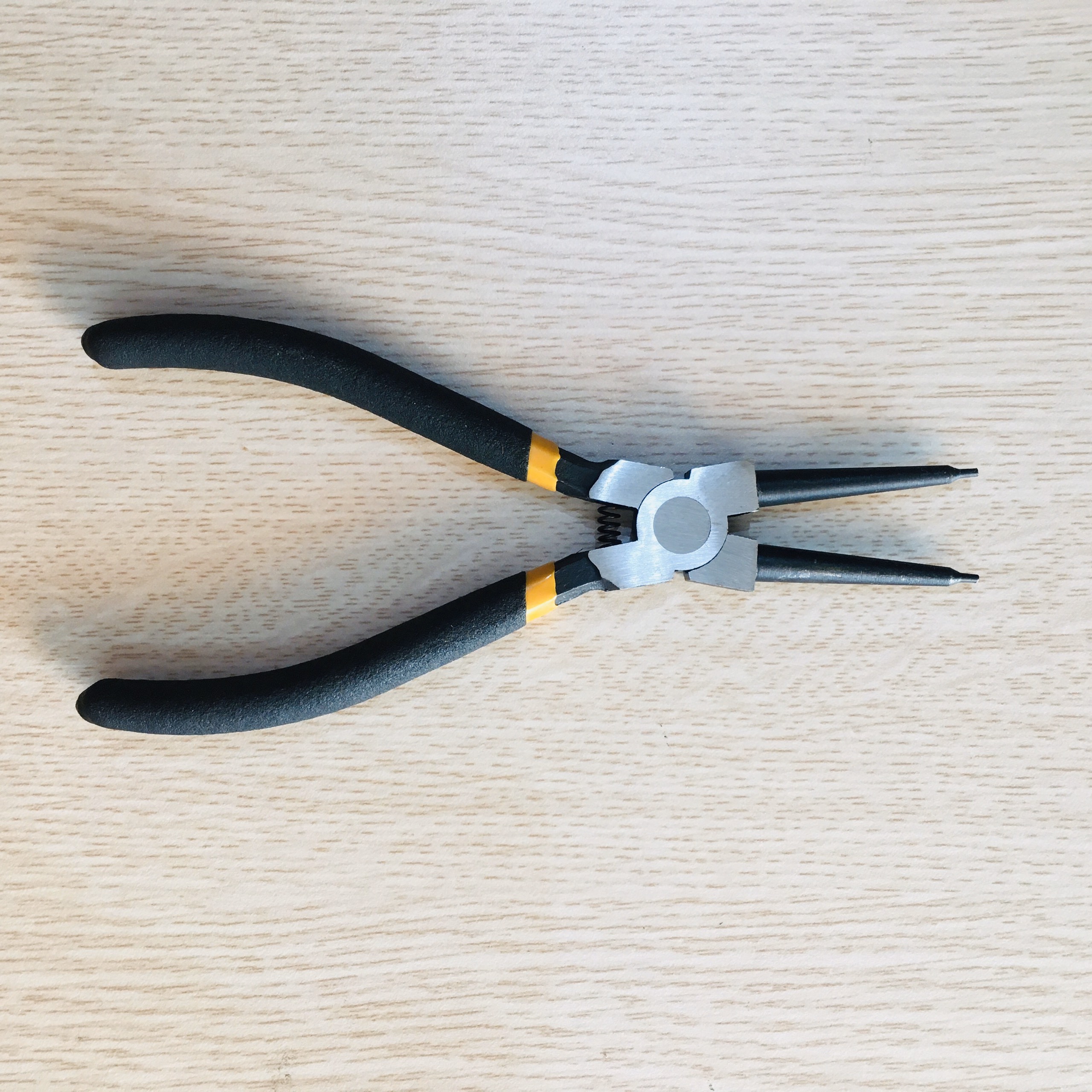Kìm mở phe vòng trong INGCO HCCP011802 kích thước 7inch/180mm đường kính đầu 1.8mm