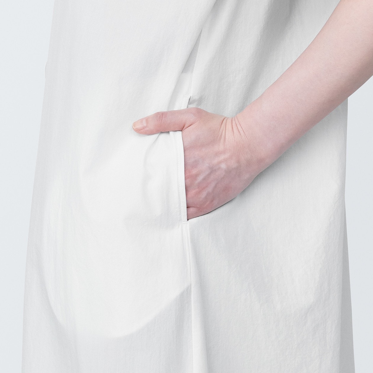Đầm Vải Cool Touch Cổ Trụ Tay Ngắn MUJI