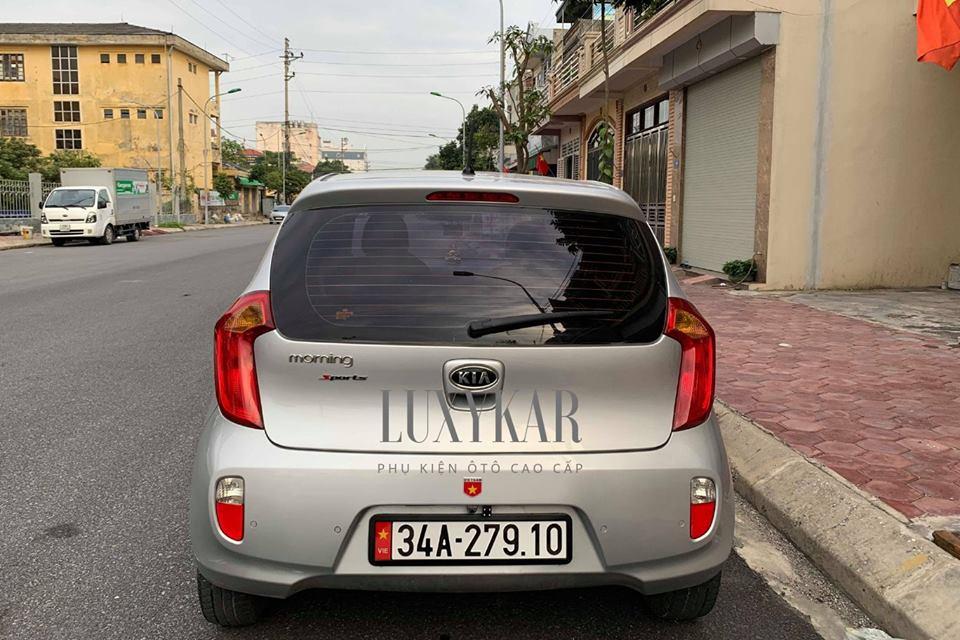 Khung biển số oto bằng kim loại (khung đen + cờ Việt Nam + mica)