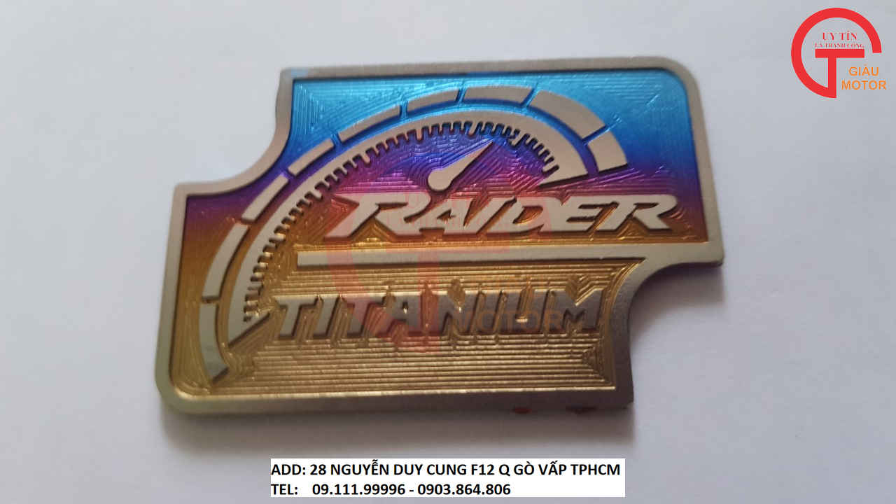 MIẾNG TEN TITAN DÁN NẮP BÌNH DẦU XE SUZUKI RAIDER