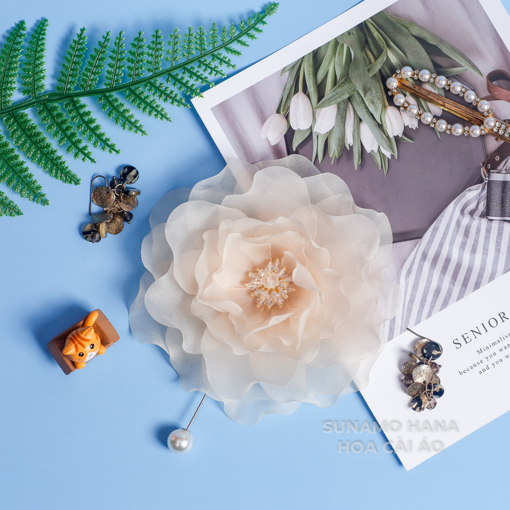Hoa cài áo handmade ( Hoa trà màu be hồng đào nhạt cực xinh)
