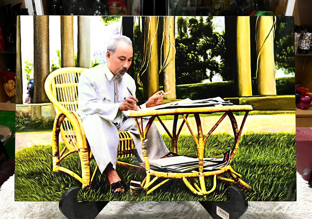 Tranh sơn mài Bác Hồ ngồi ghế mây nhiều kích thước thích hợp trang trí, làm quà tặng