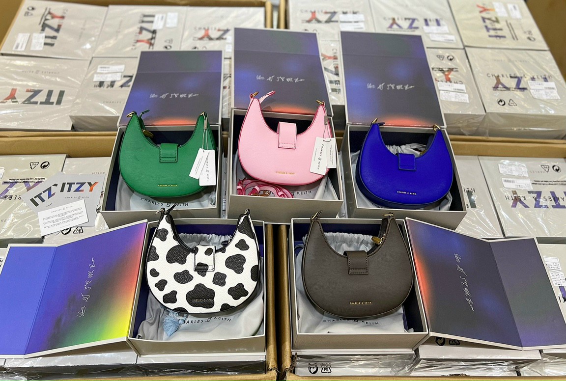 TÚI ĐEO CHÉO NỮ ITZY FULLBOX Size :19cm*6cm*11cm