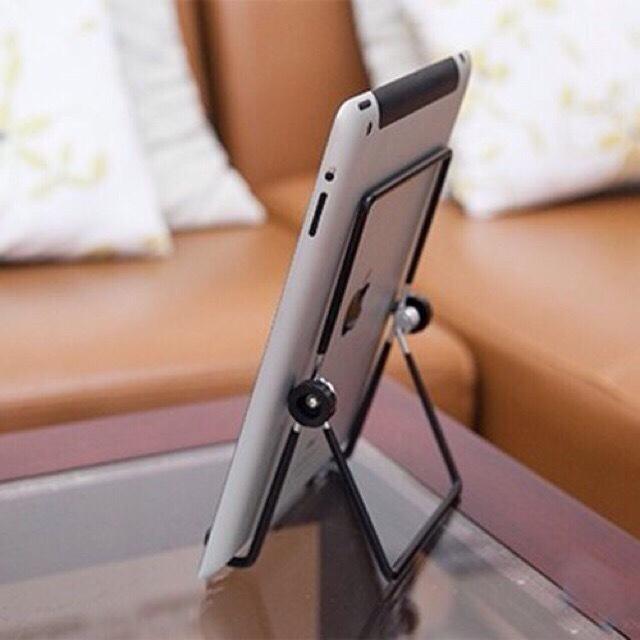 Sturdy iron iPad stand, easy foldable 360 stand design, increase the tilt. 000100