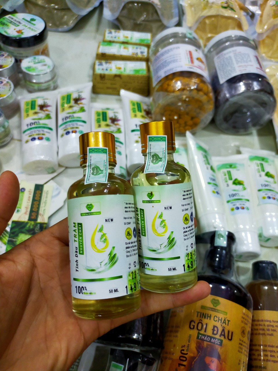 [HCM]TINH DẦU TRÀM NGUYÊN CHẤT MẸ KEN-Chai 100ml và 50ml NGỪA CẢM LẠNH HO SỔ MŨI CẢM CÚM DÙNG ĐỂ THOA HOẶC TẮM GIẢM ĐAU BỤNG ĐẦY BỤNG