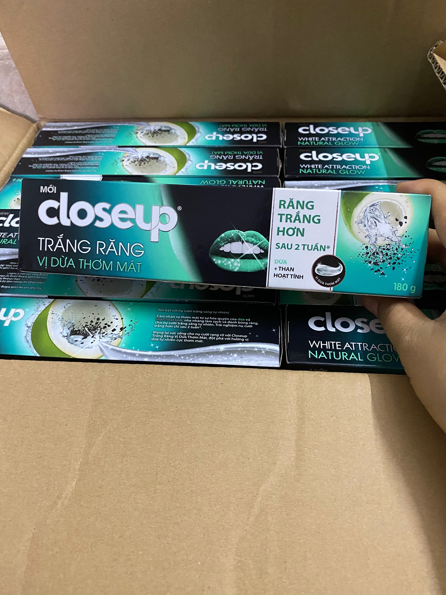Kem đánh răng closeup vị dừa than hoạt tính 180g