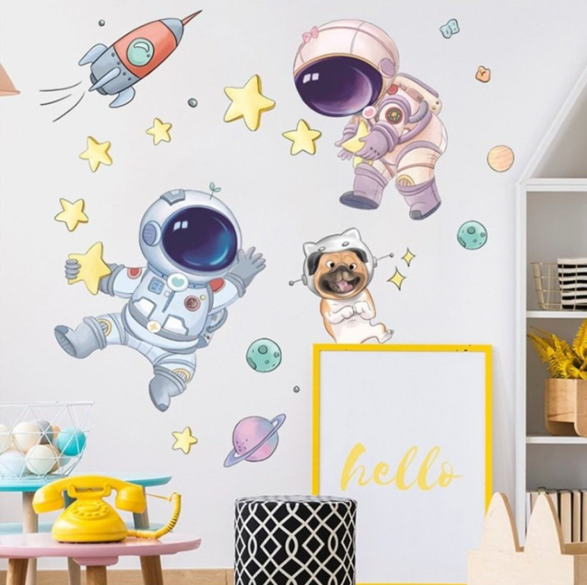Decal trang trí tường - Cùng 2 người bạn phi hành gia và chú cún vui đùa
