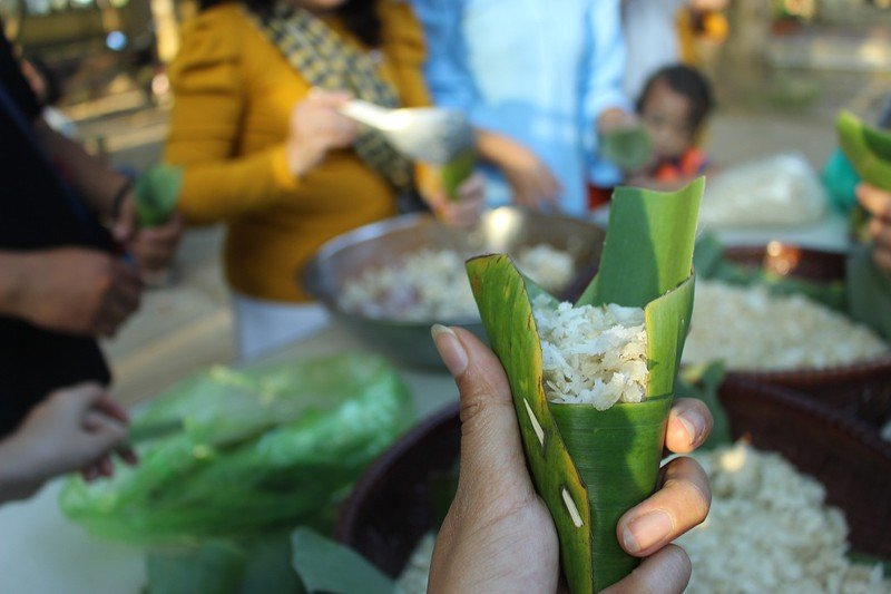 Cốm Dẹp Cán Mỏng - Đặc Sản Trà Vinh