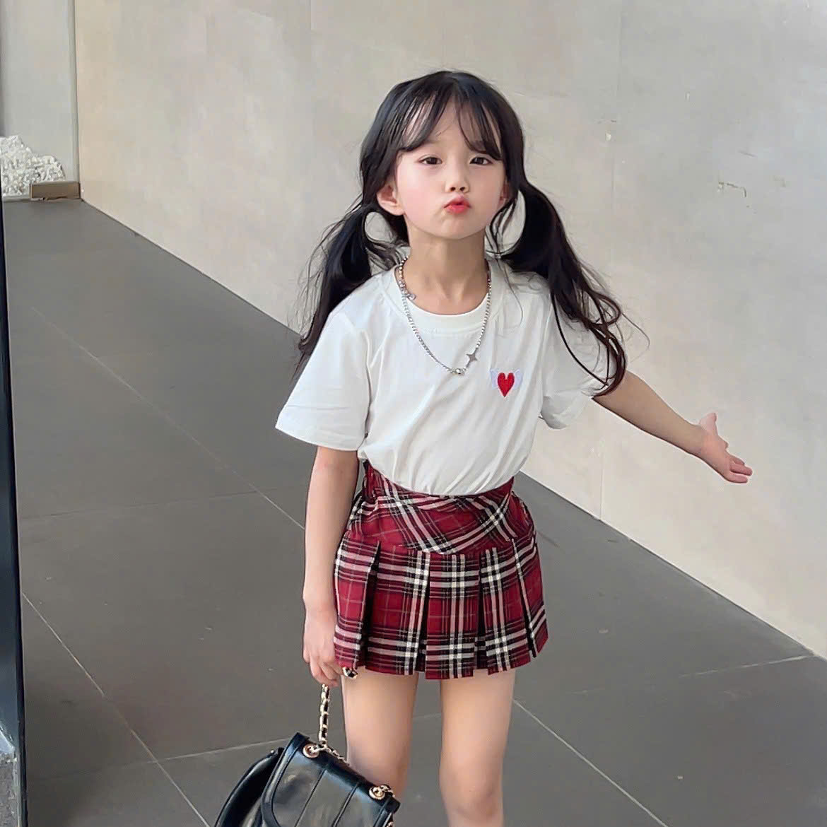 Chân váy xếp ly kẻ đỏ có lớp lót quần cho bé gái xinh xắn