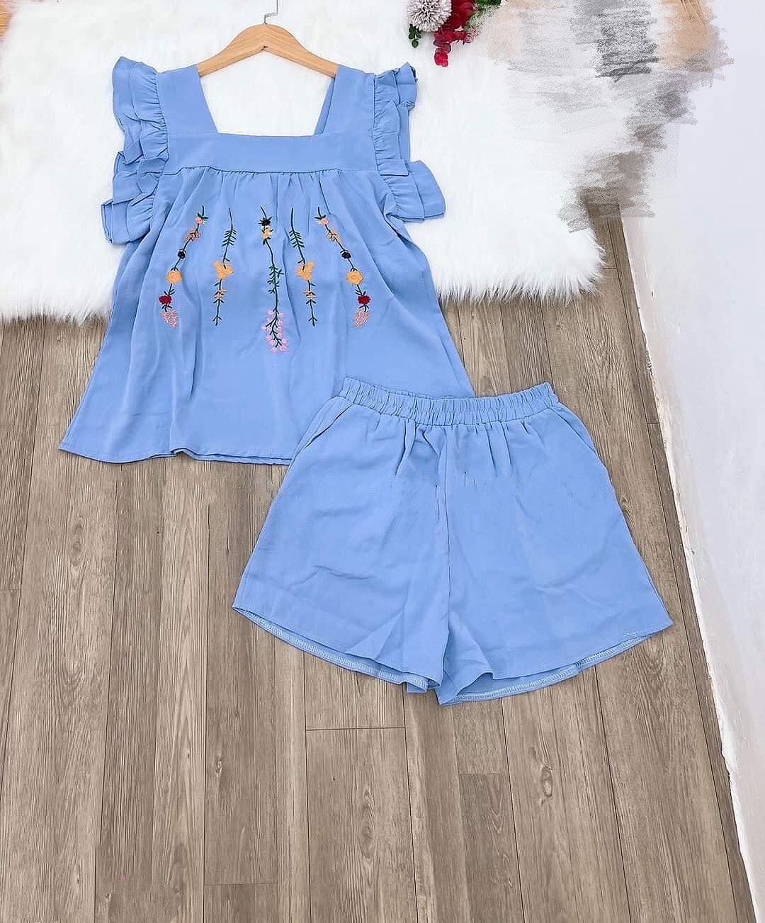 Đồ bộ lụa đùi màu thêu bông bèo vai dễ thương mịn mát thời trang