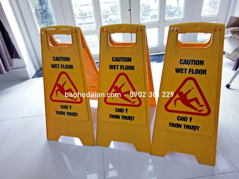 Biển cảnh báo chữ A - Trơn Trượt (hình thật)