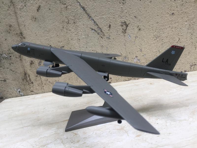 [Hcm]B-52 Bomber Model 1:200