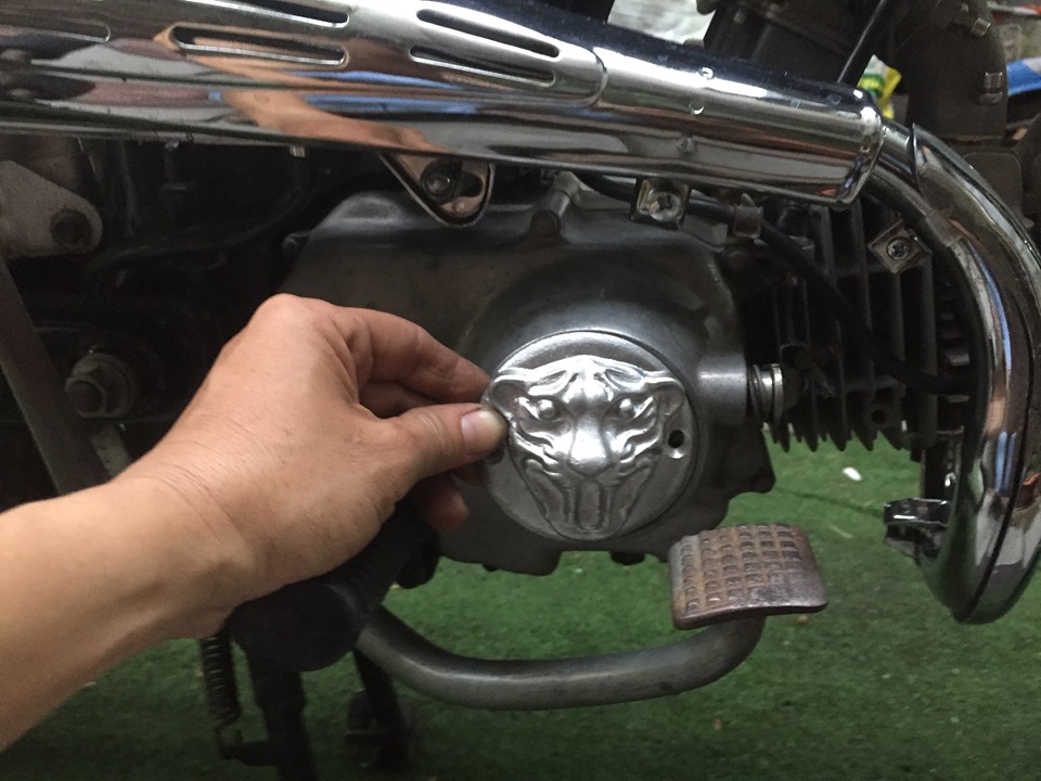 Nắp tròn trang trí bên nồi cho xe 67 hình đầu cọp