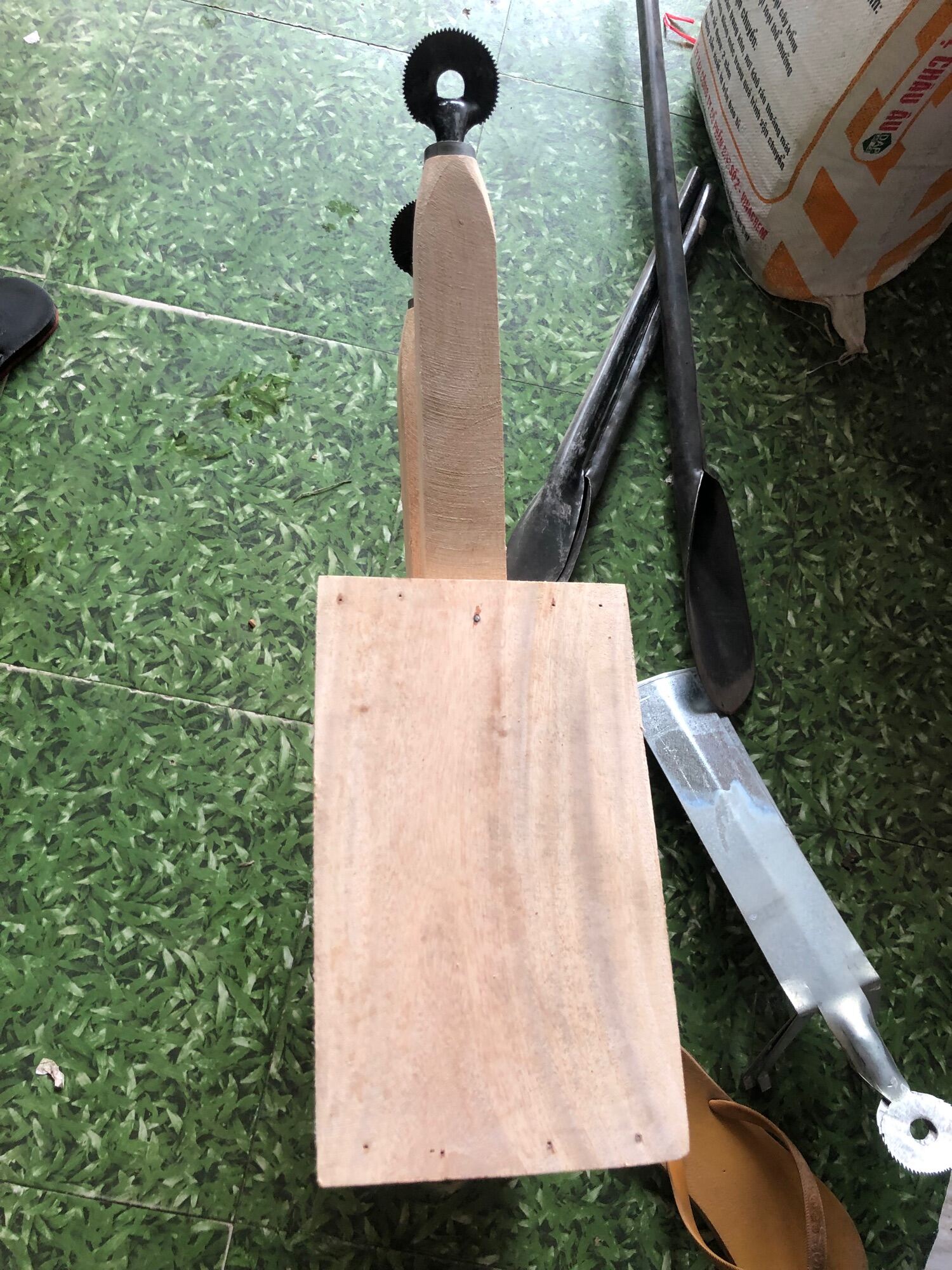 bàn nạo dừa gỗ ghế ngồi