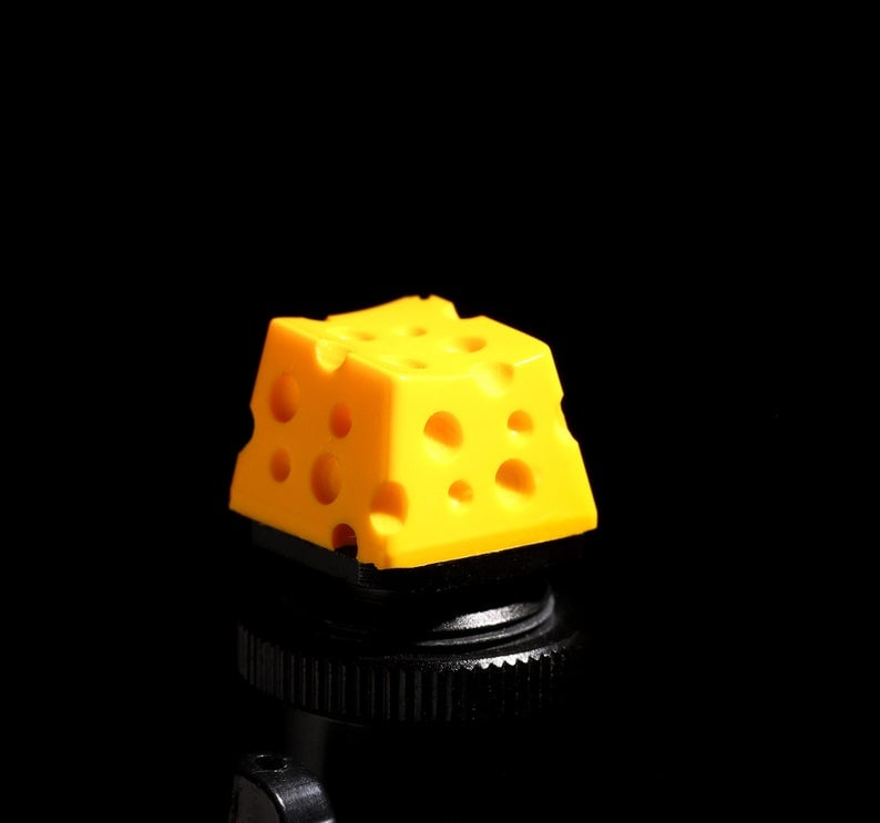 Keycap cheese vàng đậm trang trí bàn phím cơ gaming.