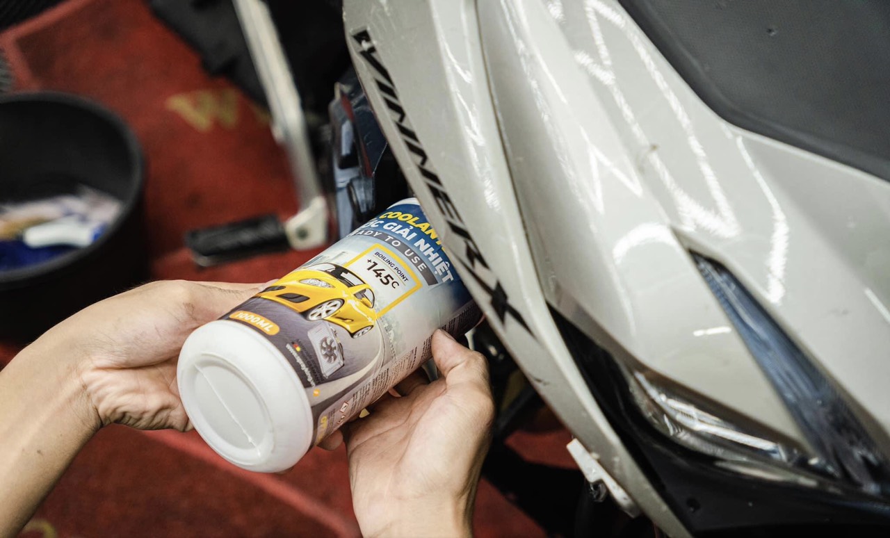 Nước làm mát động cơ SPRAYKING chai 1Lít