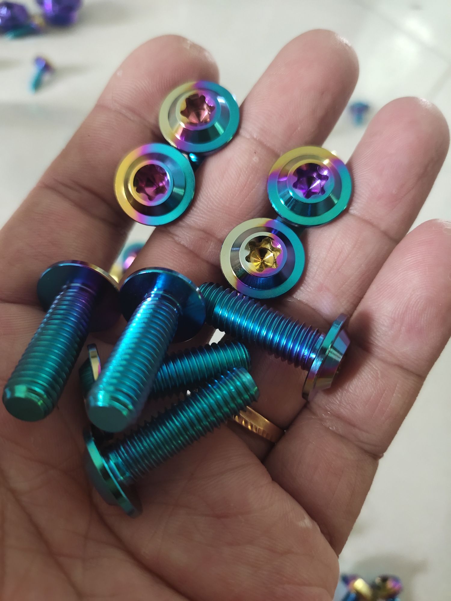 ốc đĩa titan 3 màu như hình