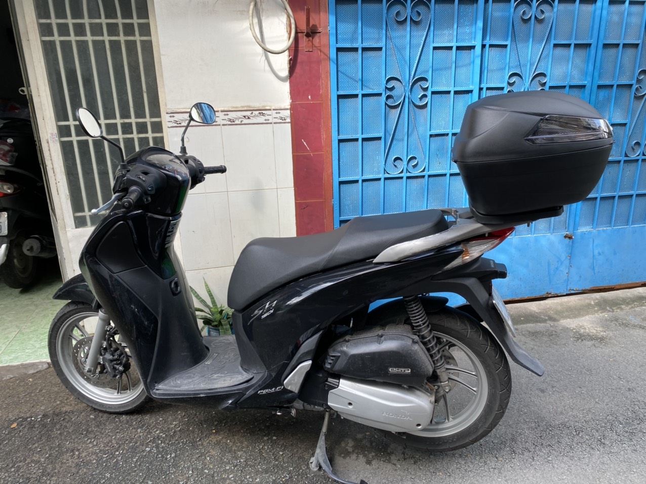 [HCM]Thùng givi B34NT lắp cho xe SH