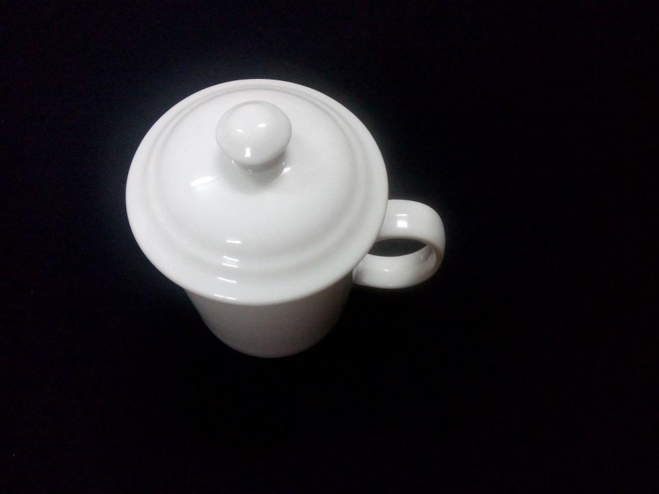 Cốc sứ trắng Bát Tràng có nắp