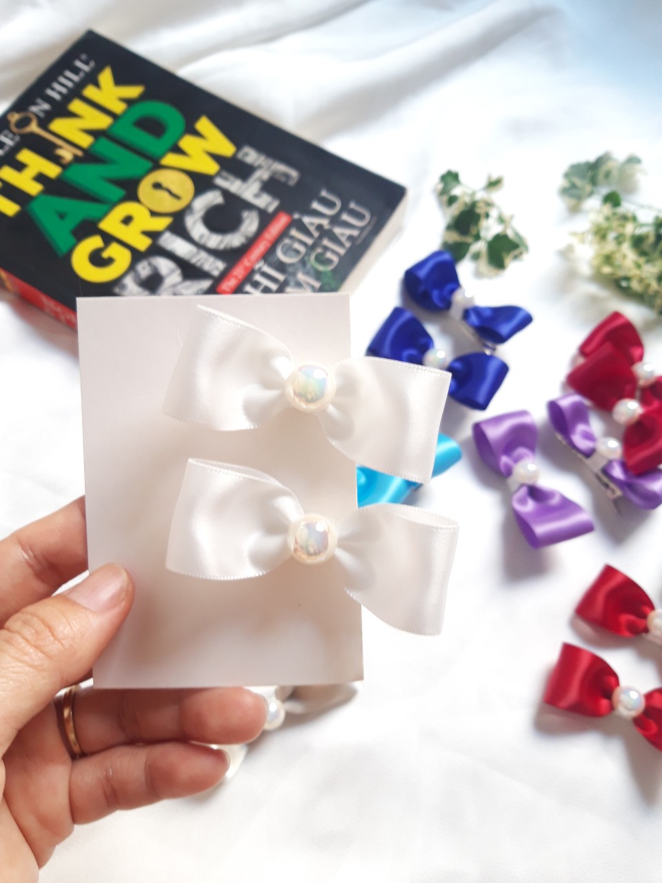 Set 2 kẹp tóc nơ ngọc trai cho bé.