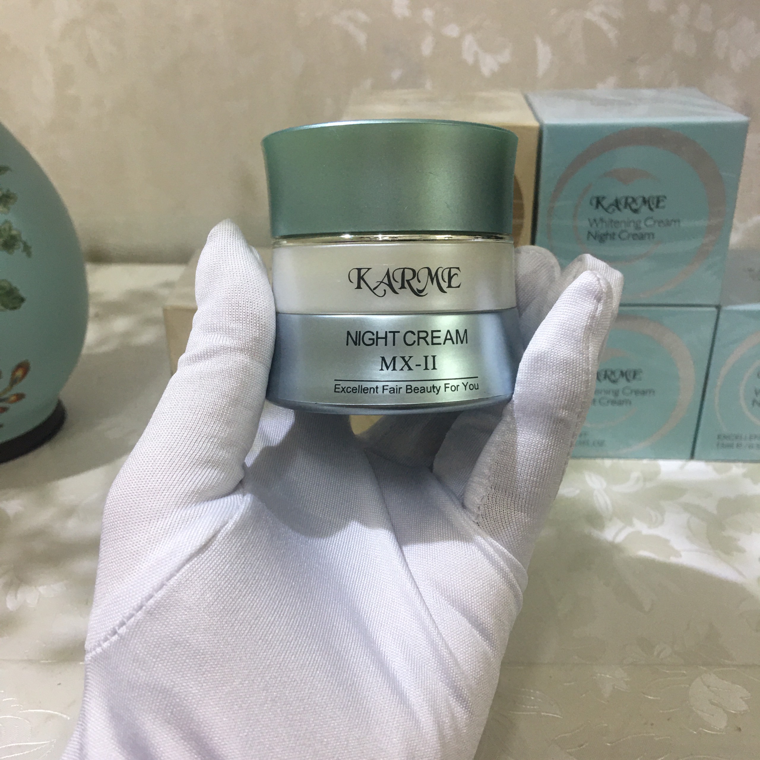 Kem dưỡng trắng da ban đêm Karme vỏ nhựa