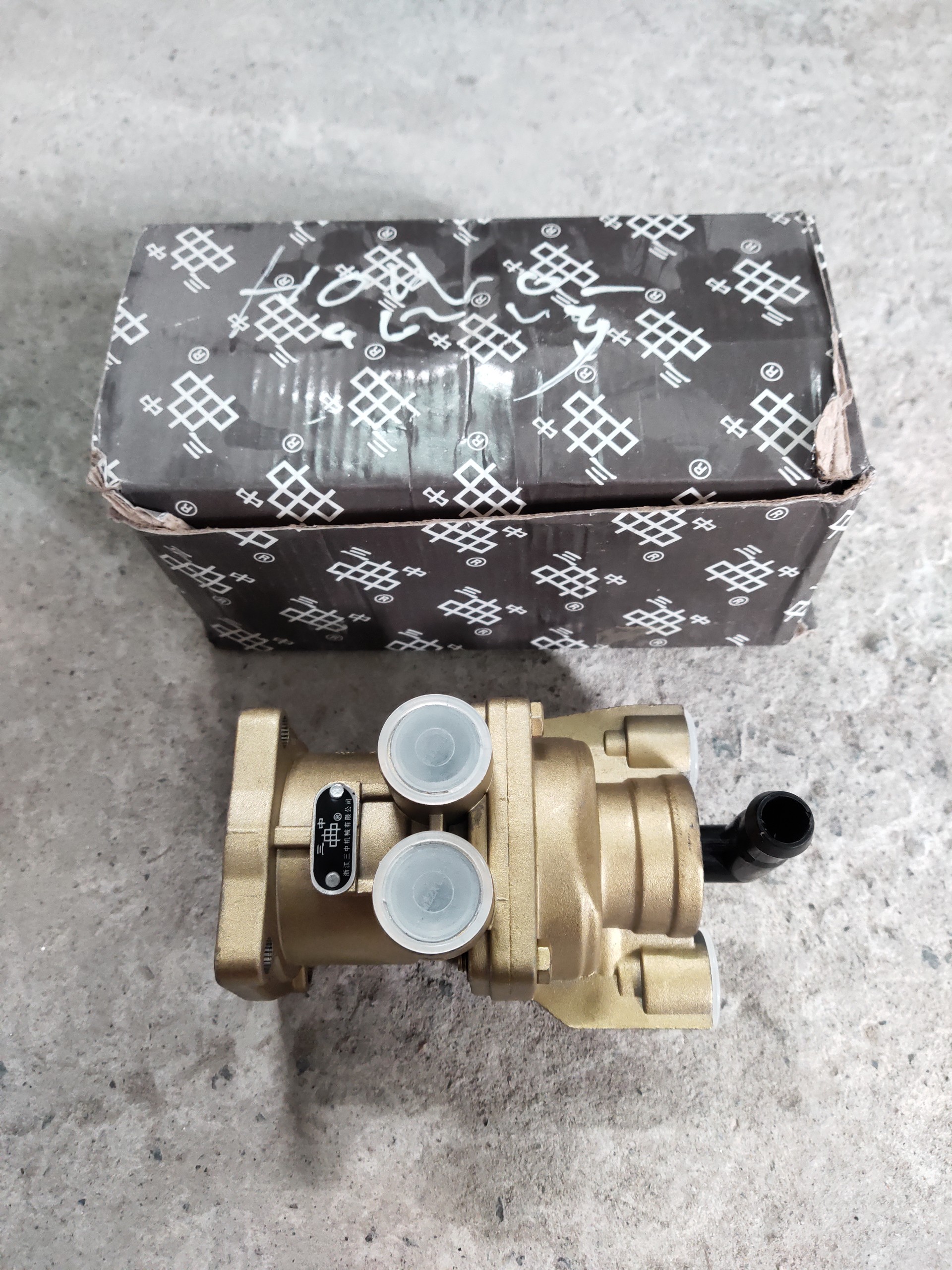 Tổng phanh hơi hổ vồ 4 lỗ vàng