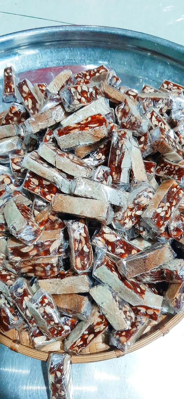 Kẹo chuối dài kẹp bánh tráng