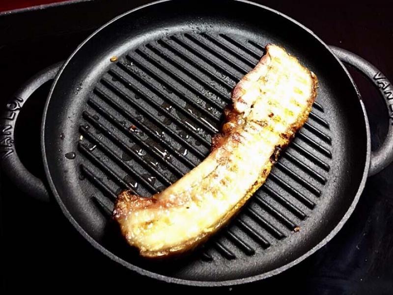 Chảo gang nướng chống dính sử dụng dược cho tất cả các loại bếp,bếp ga,bếp điện,bếp từ,bếp than Dragon - Kích thước (D x R x C): 34 x 26.7 x 2.5cm