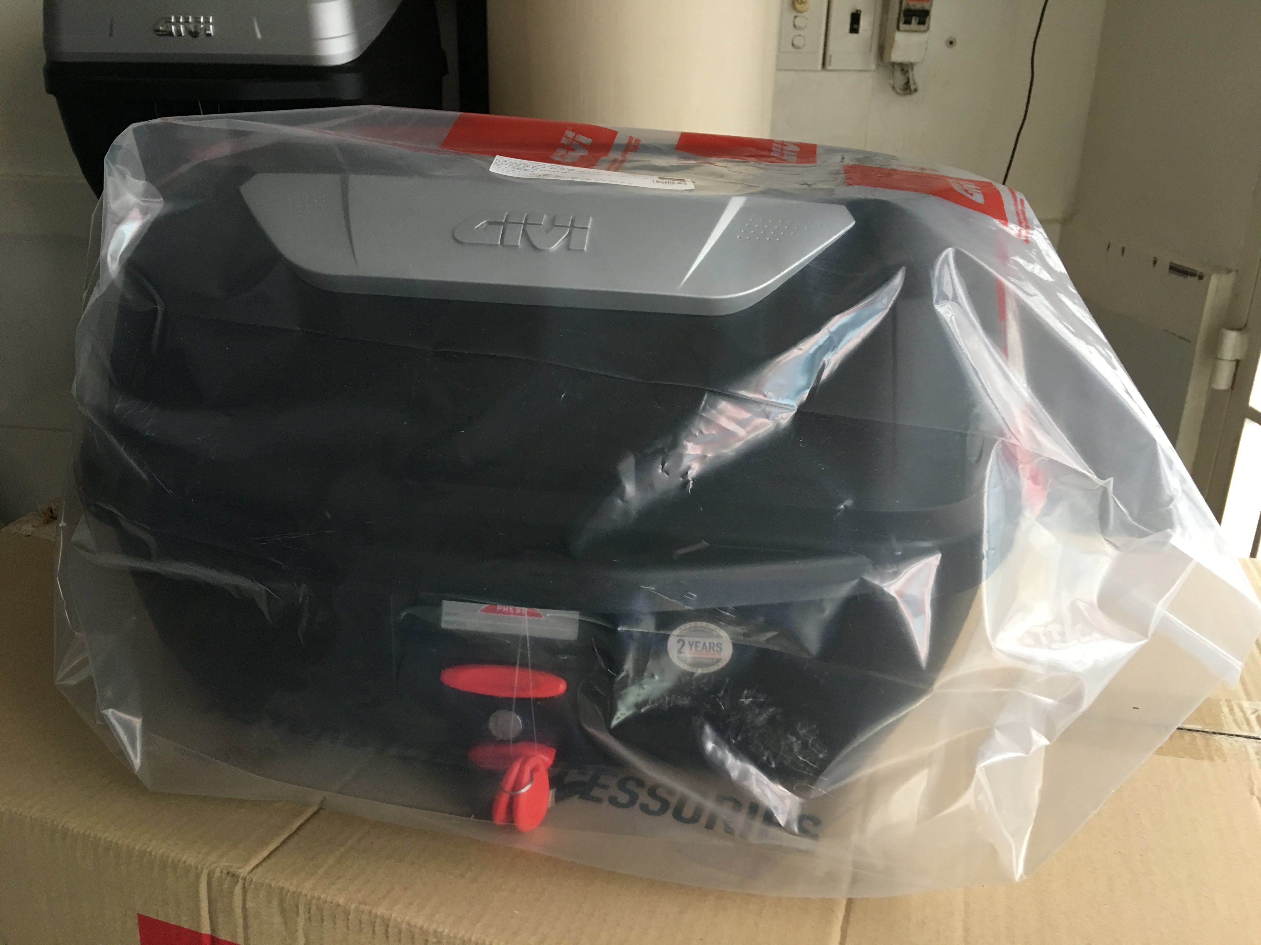 Thùng Givi E43NTL, dung tích 43 lít kèm đế MP70N