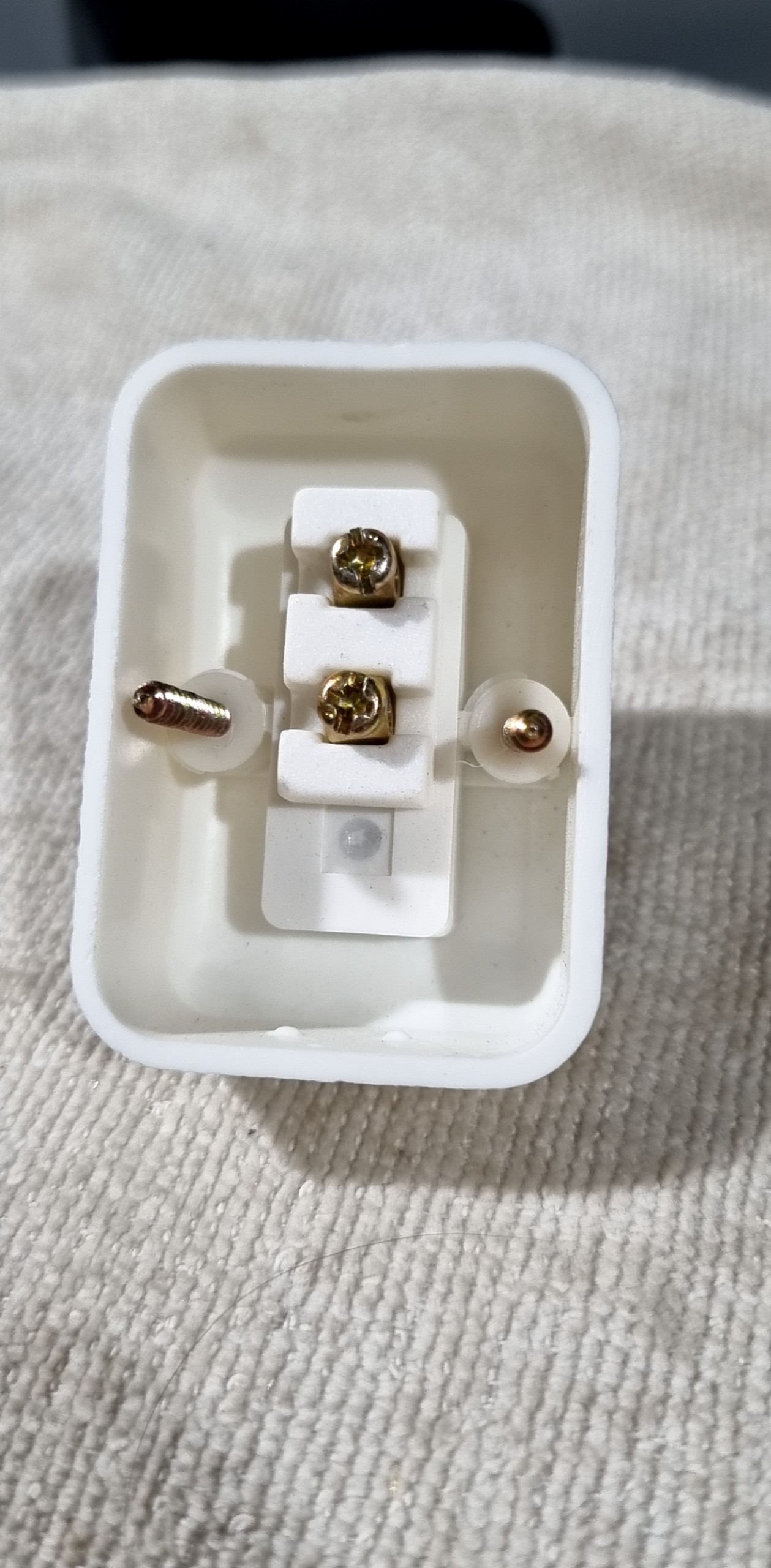 Công tắc đèn 2 cực