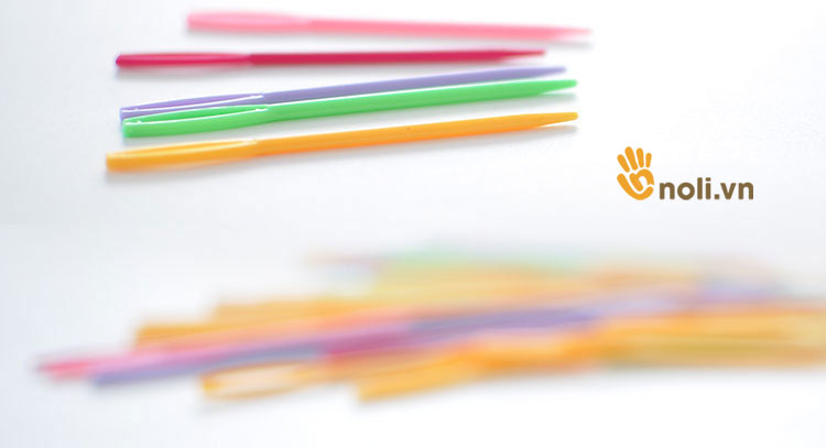 Plastic wool sewing needle