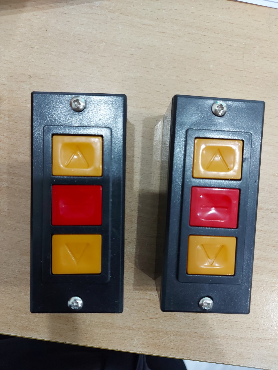 Nút nhấn điều khiển cửa cuốn