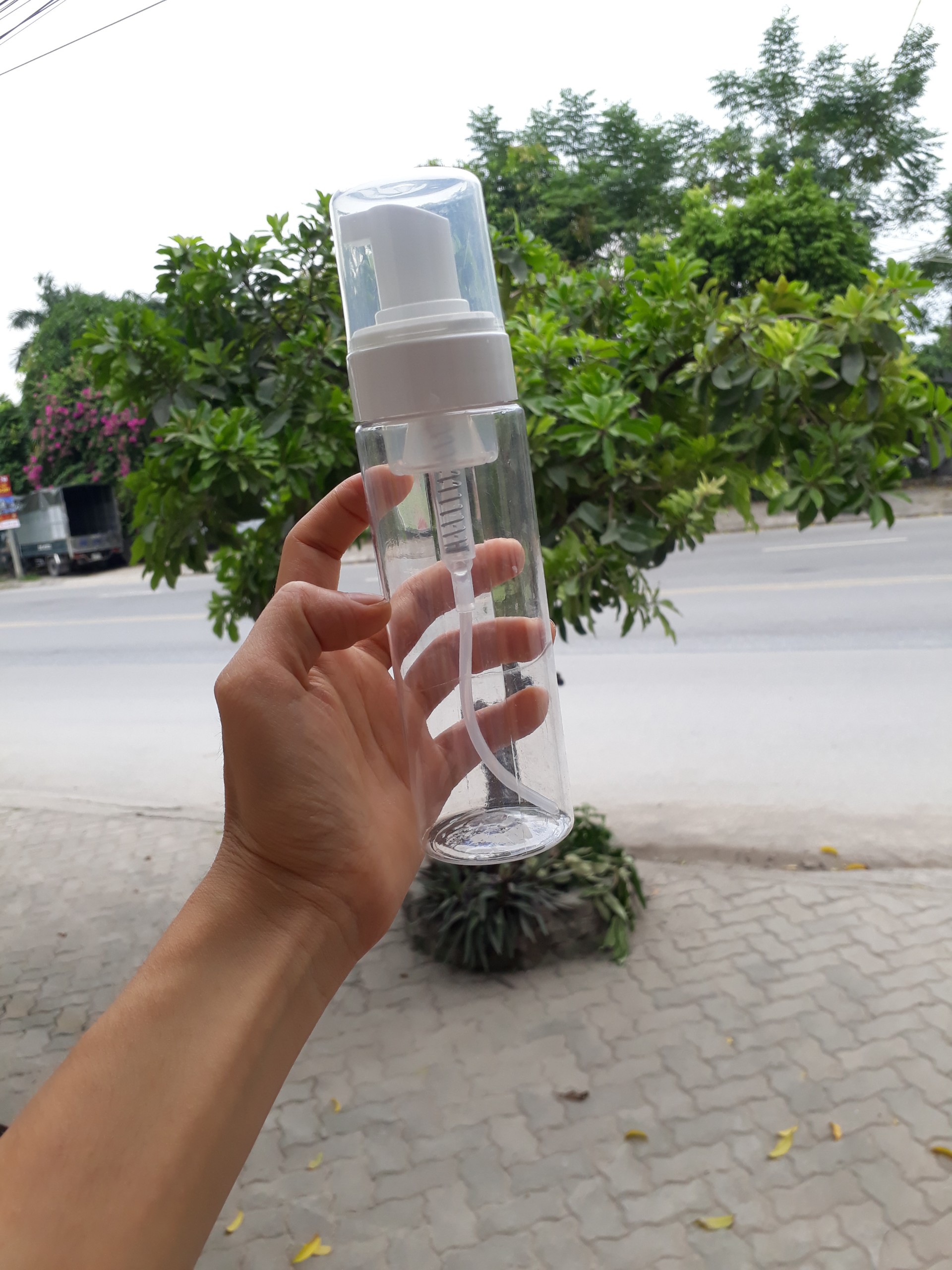 Bình tạo bọt vệ sinh hình xăm