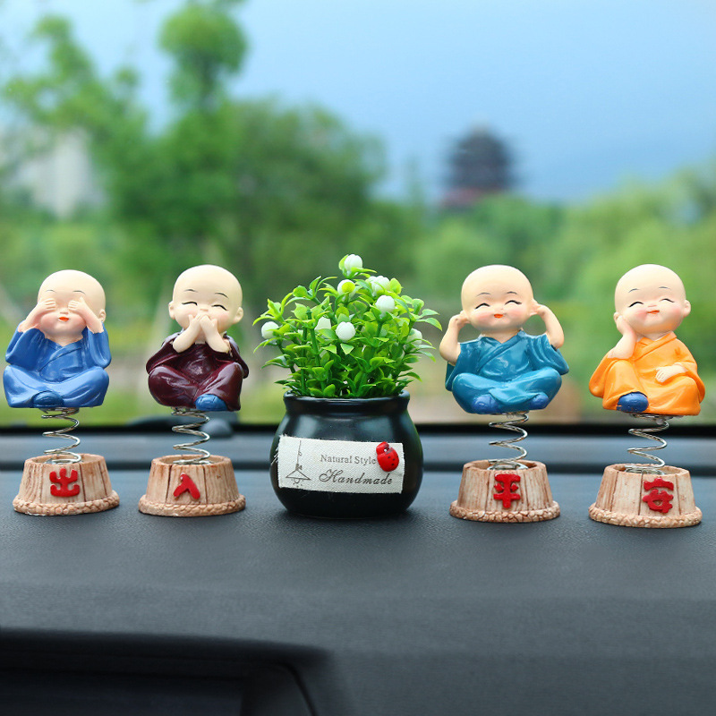 Tượng chú tiểu trang trí taplo ô tô, tượng nhà sư để taplo, đồ trang trí taplo ô tô