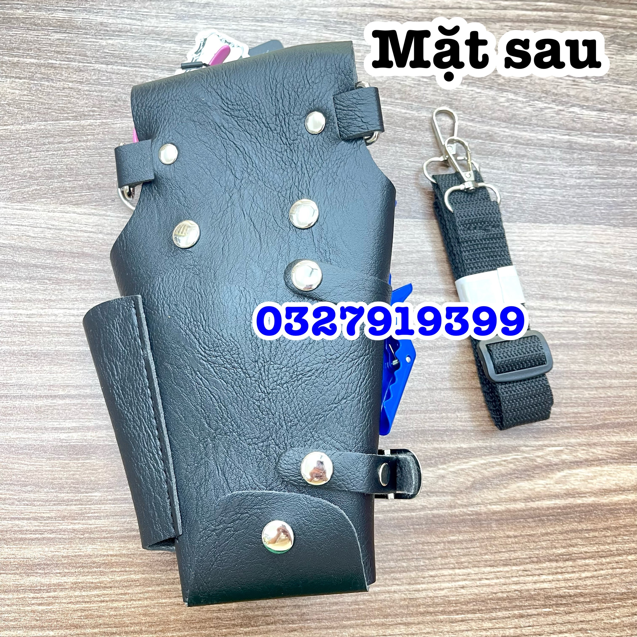 Túi đeo đựng kéo cắt tóc B06 - Chất liệu simili bền đẹp - Kích thước 23x15cm - Dây đeo 1m07 - Thích hợp đeo hông hoặc chéo - Túi đa ngăn tiện lợi - Sản phẩm tóc chuyên nghiệp
