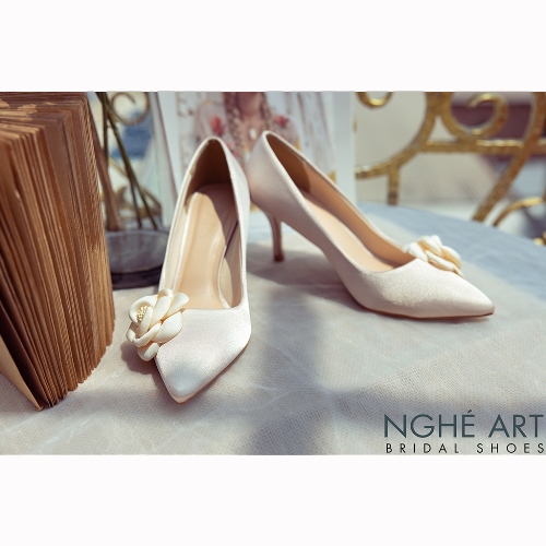 Giày cưới Nghé Art satin nude đính hoa lụa 334