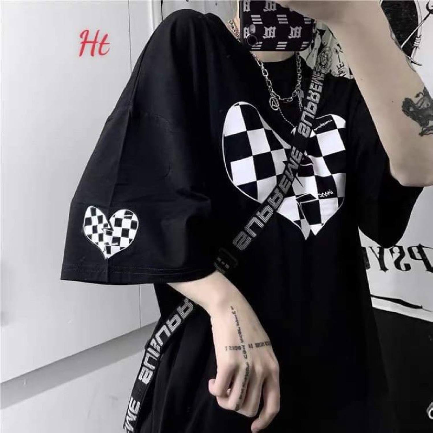 Áo thun tay lỡ trái tim cara in tay ngực HARIQUEEN