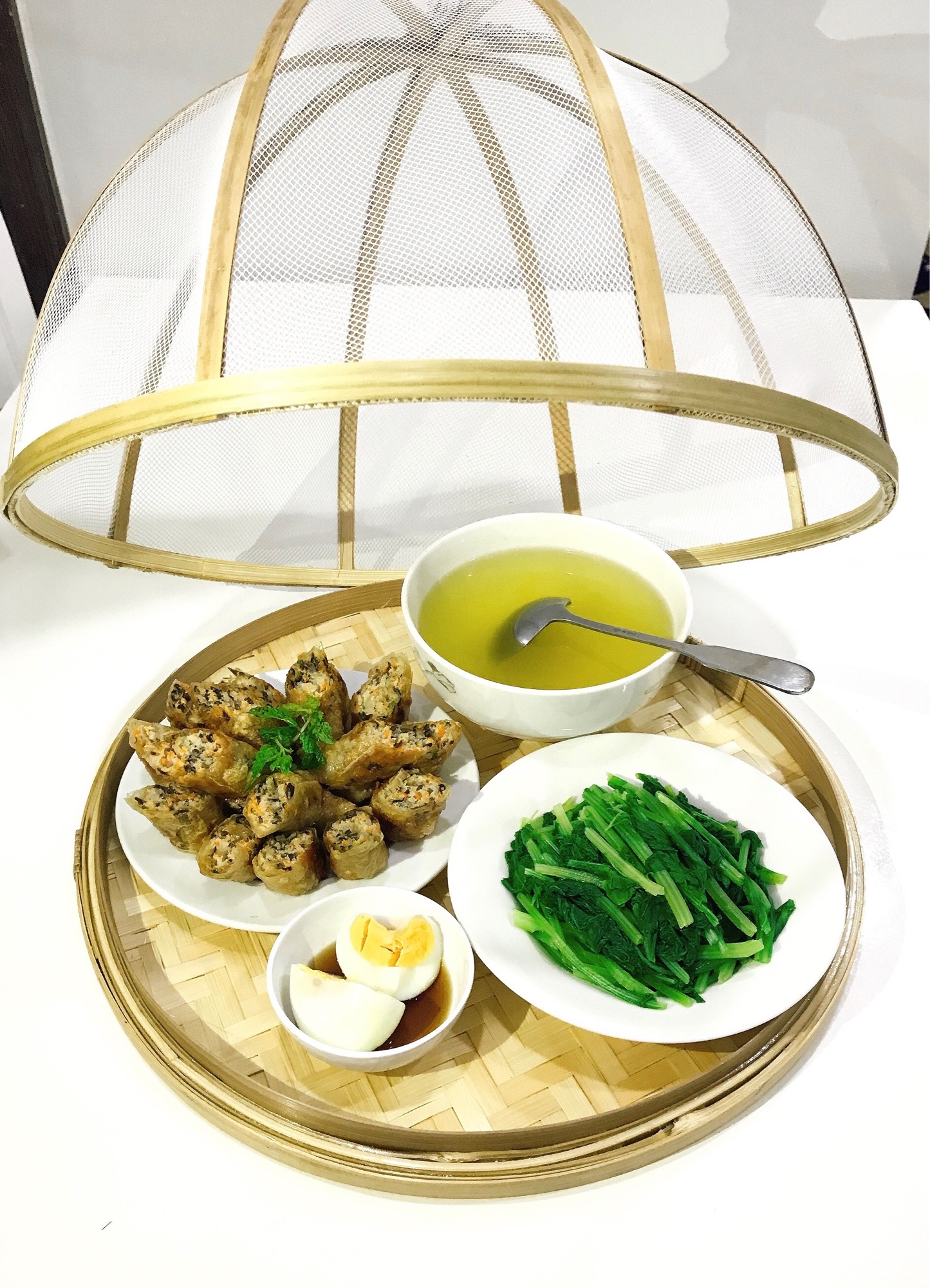 Lồng bàn mây tre