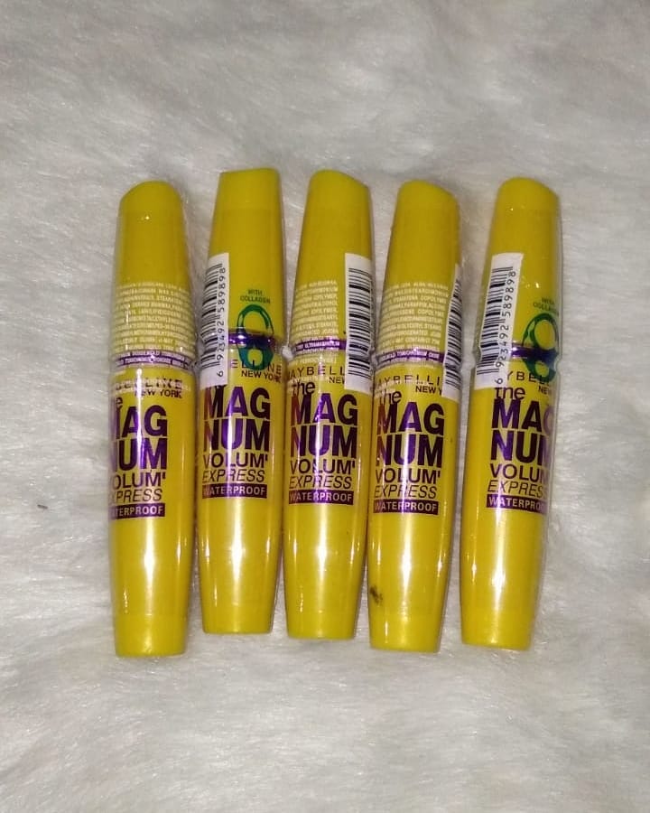 Mascara Maybelline vàng