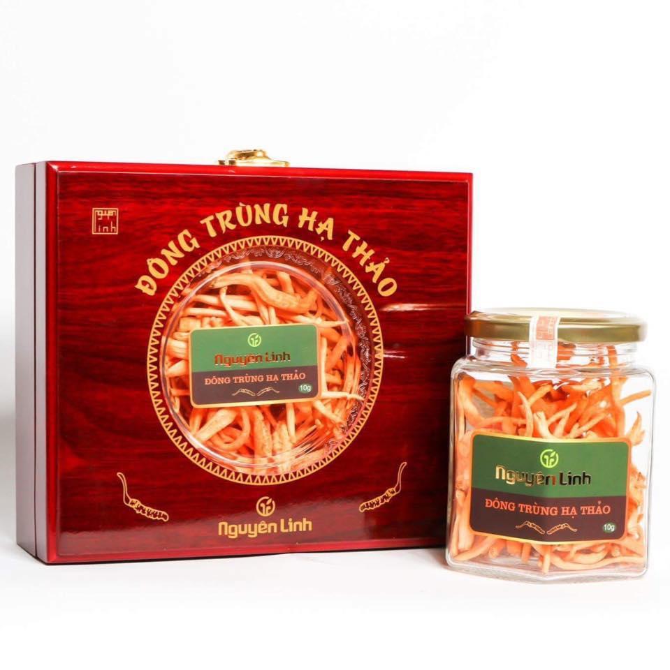 ĐÔNG TRÙNG HẠ THẢO NGUYÊN LINH DẠNG KHÔ NGUYÊN CON TRÊN NỀN GỖ TỰ NHIÊN