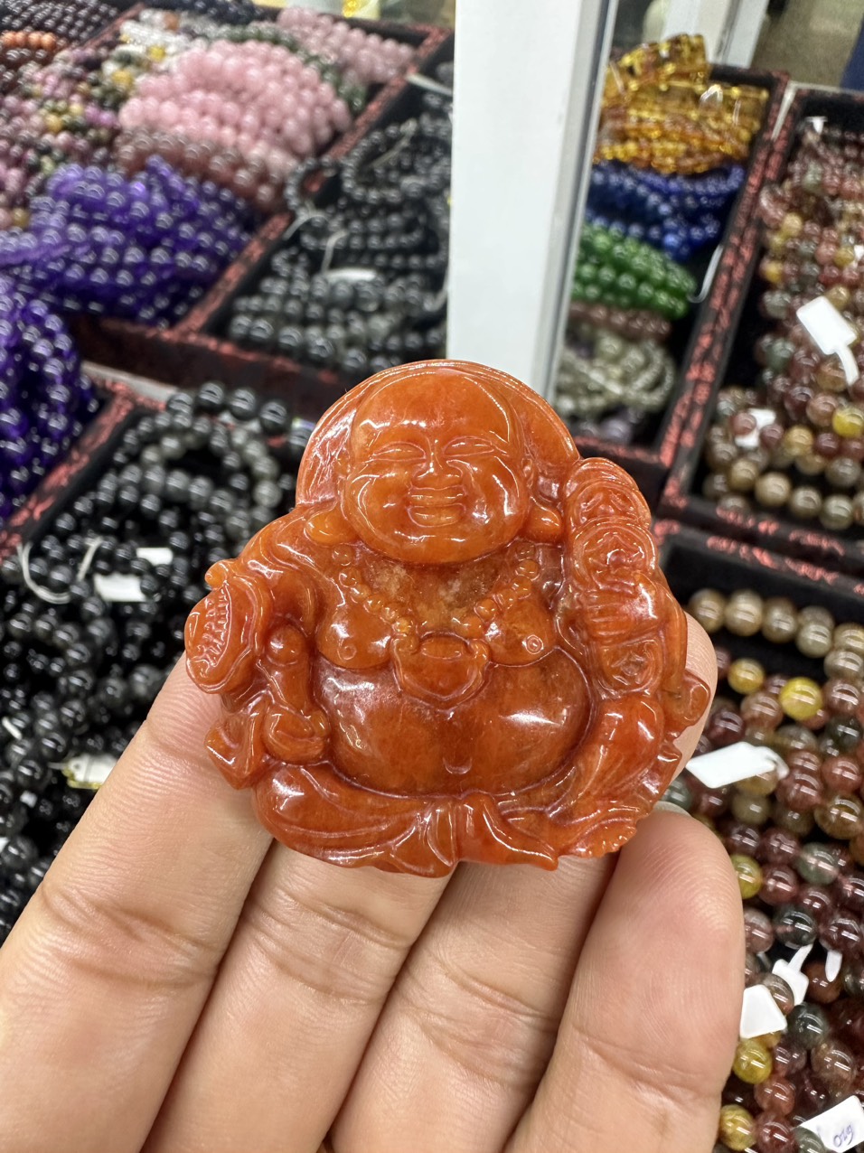 Mặt dây chuyền phật Di Lặc cầm gậy như ý phong thủy đá cẩm thạch huyết