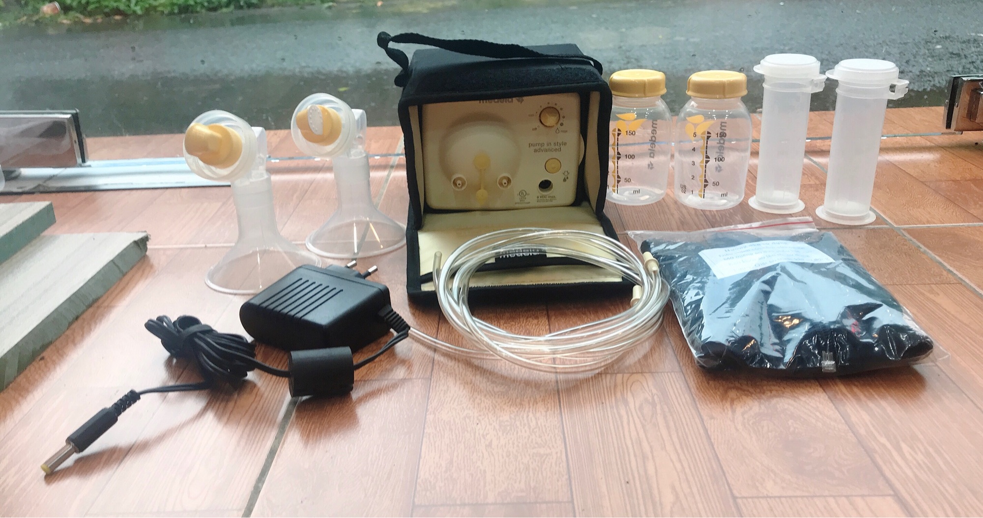 Máy hút sữa điện đôi medela Pump máy và phụ kiện 95%