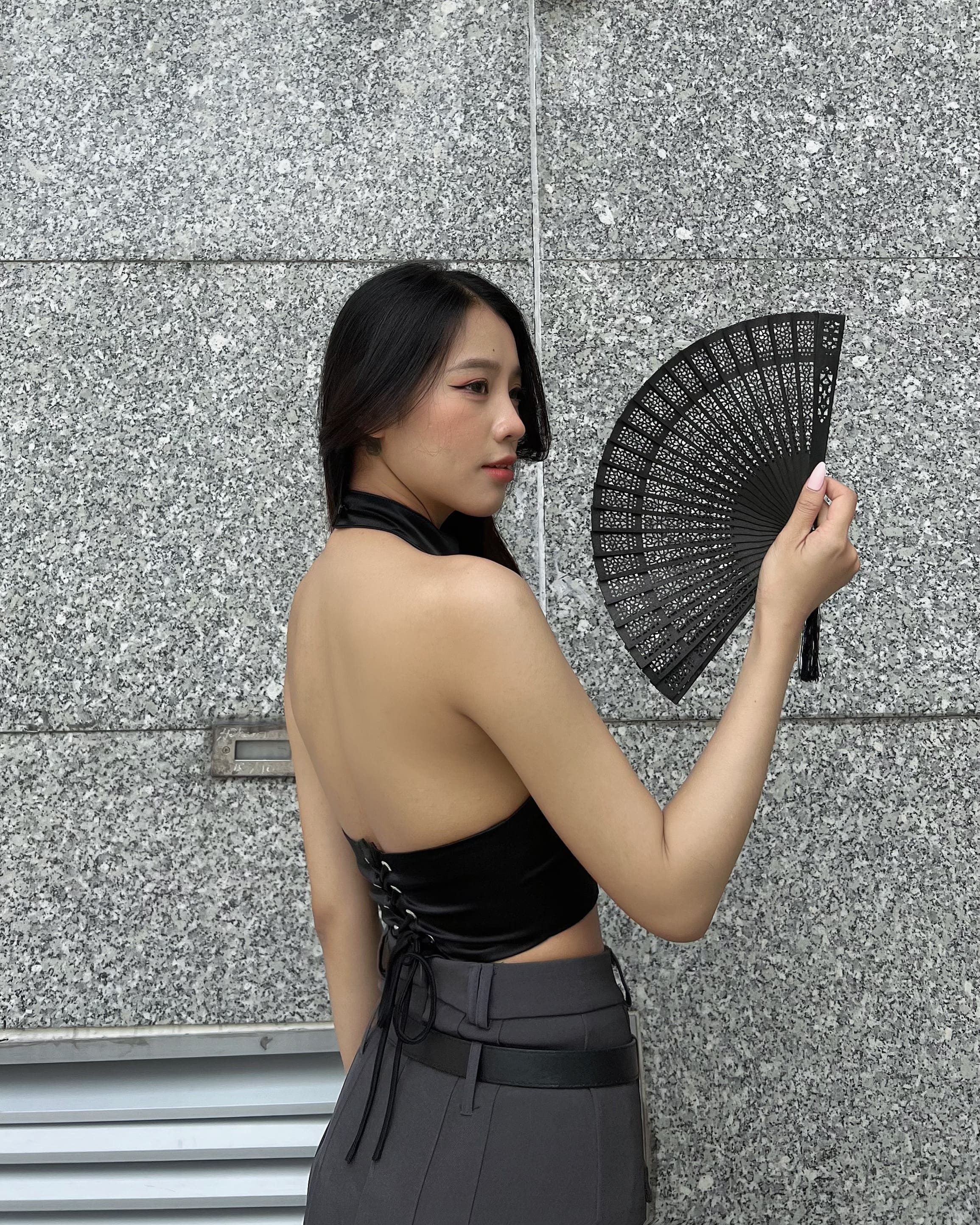 Áo Croptop Cổ Yếm Hở Lưng Chất Liệu Phi Lụa Bóng Mịn 2AM
