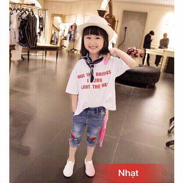 Quần jean lửng thêu hoa bé gái